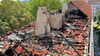 Rund um den Block in Merseburg-Süd weht rot weißes Absperrband. Am Montag war im Dachstuhl des Gebäudes an der Straße des Friedens ein Feuer ausgebrochen.