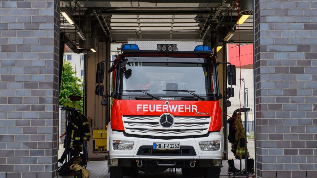 Kräfte der Feuerwehr rücken auf ein Feld aus, um nicht nur einen Traktor, sondern auch das Feld selbst zu löschen. (Symbolbild)