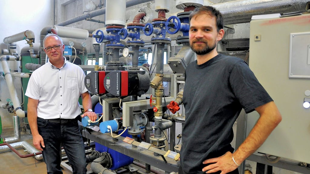 Hier passiert die Magie: SWG-Geschäftsführer Klaus Jaenecke (links) und Paul Hock, Mitgründer von Green Fusion, in einem Heizungskeller der Stendaler Wohnungsbaugesellschaft.