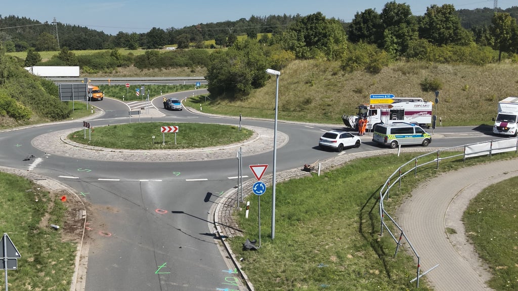 Die Unfallstelle an der A36-Anschlussstelle "Blankenburg-Mitte": Nach einer Kollision war der Kreisverkehr Am Hasenwinkel mehrere Stunden gesperrt.