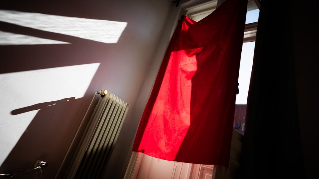 Hohe Temperaturen in der Wohnung können die Wohnqualität erheblich beeinträchtigen.