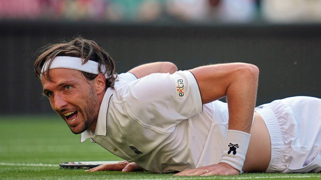 Der Franzose Arthur Rinderknech liegt am Boden.