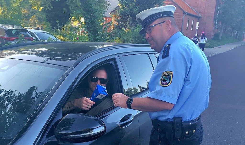 Regionalbereichsbeamter Holger Müller verschenkt Schultüten.
