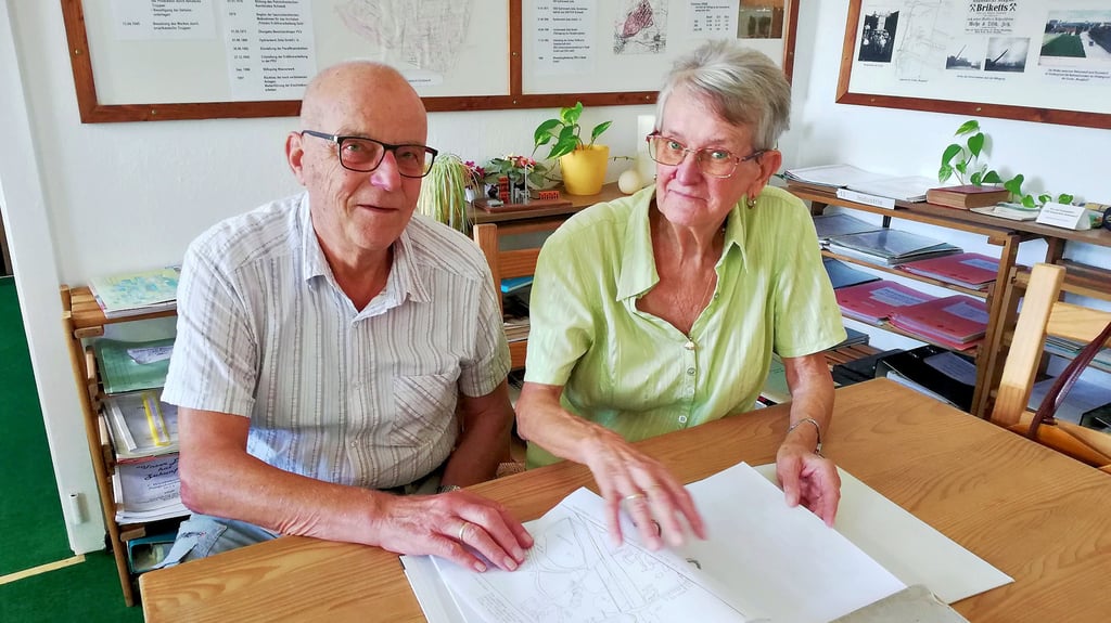 Christiane und Klaus Tretbar hatten 40 Jahre einen Garten in der Anlage Erholung in Rehmsdorf. Er hat die Vereinschronik fortgeschrieben.