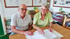 Christiane und Klaus Tretbar hatten 40 Jahre einen Garten in der Anlage Erholung in Rehmsdorf. Er hat die Vereinschronik fortgeschrieben.
