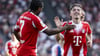 Lennart Karl (r) jubelt nach seinem wunderbaren Treffer aus der Distanz. Serge Gnabry (l) gratuliert dem Youngster.