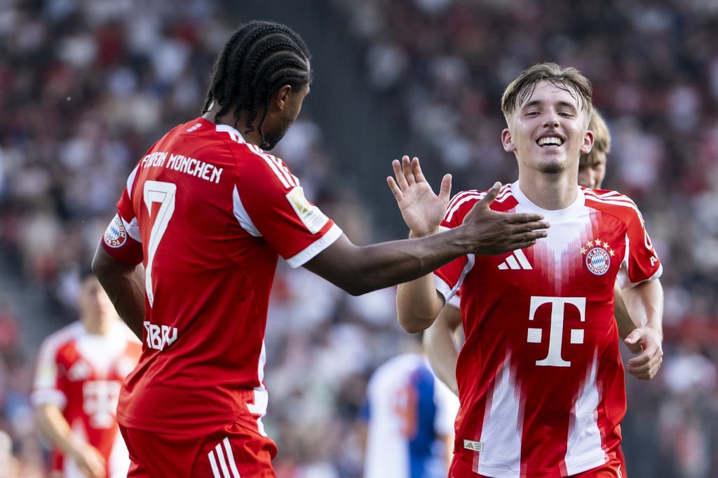 Lennart Karl (r) jubelt nach seinem wunderbaren Treffer aus der Distanz. Serge Gnabry (l) gratuliert dem Youngster.