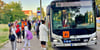 Kinder der Preußler-Schule werden täglich mit Shuttlebussen ins Ausweichquartier gebracht. Viele Eltern stehen mit an den Haltestellen.