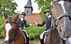 Britta Meyer-Roschau (links) war Hauptorganisatorin und freut sich mit Anna-Lena Bierstedt, dass alles geklappt hat.