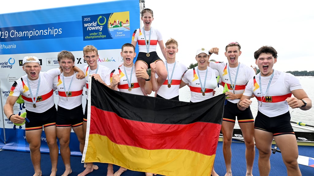 Jakob Bergmann (4 von rechts) feierte mit dem Achter bei der U-19-WM den größten Erfolg seiner Karriere.