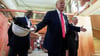US-Präsident Donald Trump (M) sorgt bei Zentralbank-Chef Jerome Powell (r) für Kopfschütteln. (Archivbild)