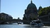 Boote fahren entlang des Berliner Doms auf der Spree.