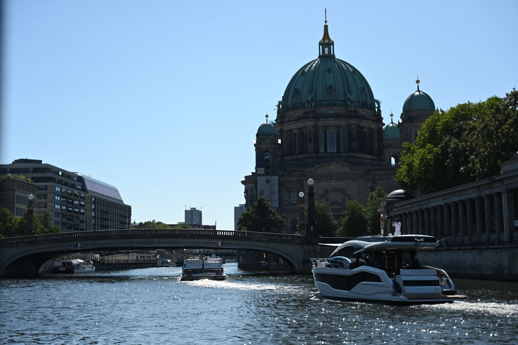 Boote fahren entlang des Berliner Doms auf der Spree.