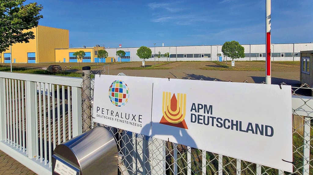 Das Tor der Firma Petraluxe ist geschlossen. Die Firma hat die Produktion der großen Keramikplatten eingestellt.