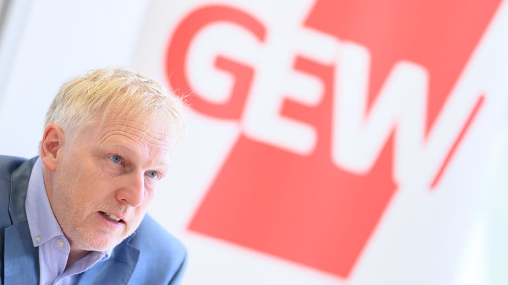 GEW-Landeschef Störmer spricht über fehlendes Personal an den niedersächsischen Schulen.