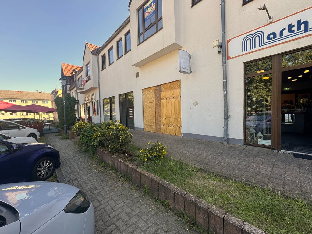 Über zwei Gehwege und einen Grünstreifen hinweg gelang einem fehlgesteuerten Toyota in Loburg der Sprung in das Schaufenster.