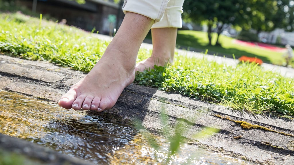 Barfuß unterwegs zu sein, sorgt nicht nur für eine stärkere Fußmuskulatur, sondern schenkt uns auch das gute Gefühl, geerdet zu sein.