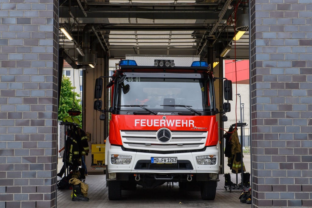 Kräfte der Feuerwehr rücken auf ein Feld aus, um nicht nur einen Traktor, sondern auch das Feld selbst zu löschen. (Symbolbild)