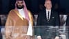 Saudi-Arabiens Kronprinz Mohammed bin Salman, hier bei der WM 2018 neben FIFA-Präsident Gianni Infantino, drängt bei seinen Reformen auch in den Fußball.