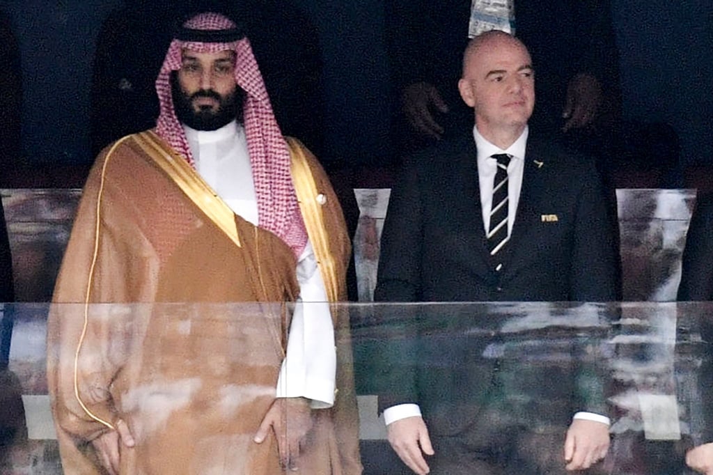 Saudi-Arabiens Kronprinz Mohammed bin Salman, hier bei der WM 2018 neben FIFA-Präsident Gianni Infantino, drängt bei seinen Reformen auch in den Fußball.