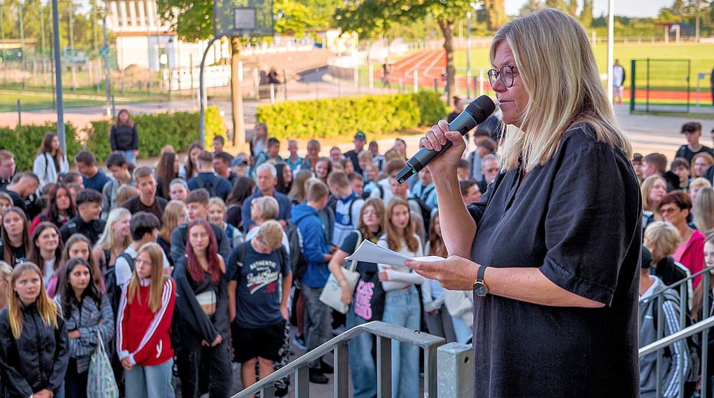 Schulleiterin Annett Koczak begrüßt die 437 Schüler der Sekundarschule „Fritz Heicke“ am Montag zum ersten Schultag des Jahres 2025/26.