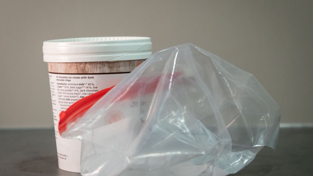 Frisch aus dem Tiefkühler und einfach zu löffeln: Bleibt Eis durch einen Gefrierbeutel cremig?