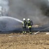 Ein Traktor und eine Heuballenpresse standen am Montagnachmittag im Landkreis Mansfeld-Südharz in Flammen.