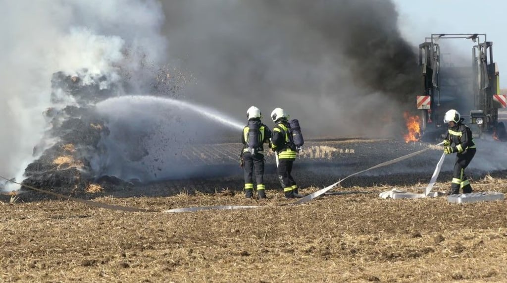 Ein Traktor und eine Heuballenpresse standen am Montagnachmittag im Landkreis Mansfeld-Südharz in Flammen.