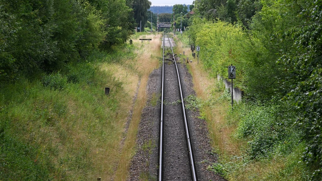 Die Bahnstrecke bei Hohenmölsen war schnell wieder für den Güterverkehr freigegeben worden. (Archivbild)