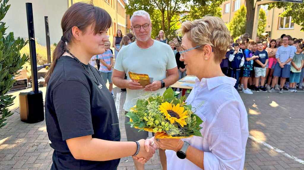 Schulleiterin Heike Bräse gratuliert Carolin Bräse, die künftig vom Förderverein monatlich 20 Euro Taschengeld erhält.