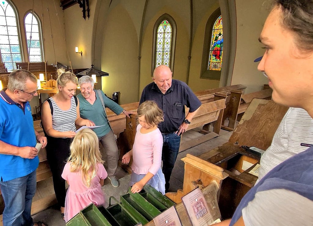 Xenia Bürger (re.) hat das Spiel unter dem Titel „Rettet Kilian" nach dem Schutzheiligen für die Kirche entwickelt. Die Teilnehmer hatten Spaß, fanden aber auch, dass es anspruchsvoll war.