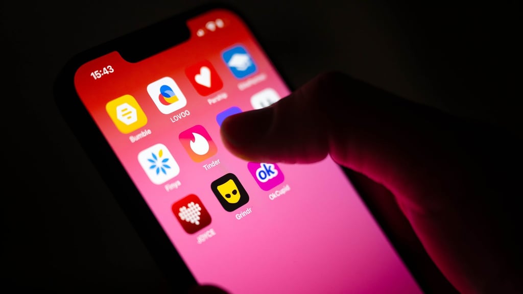 Vorsicht ist geboten: Auf den Dating-Portalen und -Apps können auch Betrüger unterwegs sein, sogenannte Love- oder Romance-Scammer.