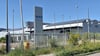 Blick auf das Betriebsgelände im Wolfener Teil des Chemieparks, wo die IZ Circular Textiles seit Mai wieder auf dem ehemaligen Soex-Gelände Alttextilien sortiert und aufbereitet.