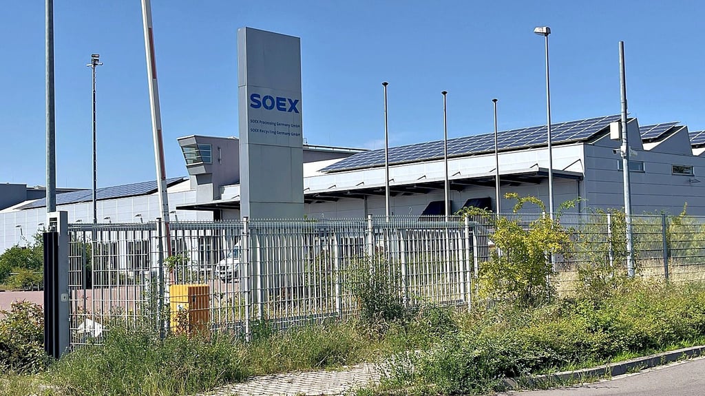 Blick auf das Betriebsgelände im Wolfener Teil des Chemieparks, wo die IZ Circular Textiles seit Mai wieder auf dem ehemaligen Soex-Gelände Alttextilien sortiert und aufbereitet.