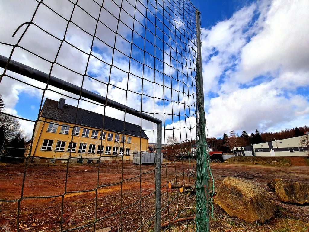 Schandfleck mitten im Harzer Touristenort - Schierkes leerstehende Schulen.