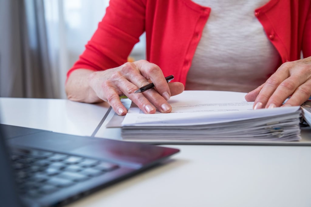 Läuft das Krankengeld aus, können Betroffene Anspruch auf Arbeitslosengeld oder Bürgergeld haben.