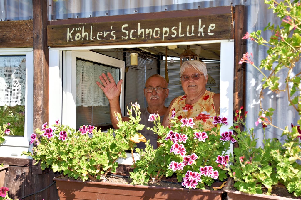 „Köhler’s Schnapsluke“ klingt einladend, ist aber nur ein Überbleibsel aus ihrem vorherigen Garten in der Kleingartenanlage Rosenhain an der Hübnerstraße in Zeitz. Heute haben die Rentner Max und Jutta Köhler ihr grünes Paradies in der Kleingartenanlage Geußnitzer Höhe.