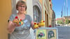 Sybille Schlegel von der Weißenfelser Touristinformation zeigt die Enten für das große Entenrennen am Sonntag beim Weißenfelser Stadtfest 2025.