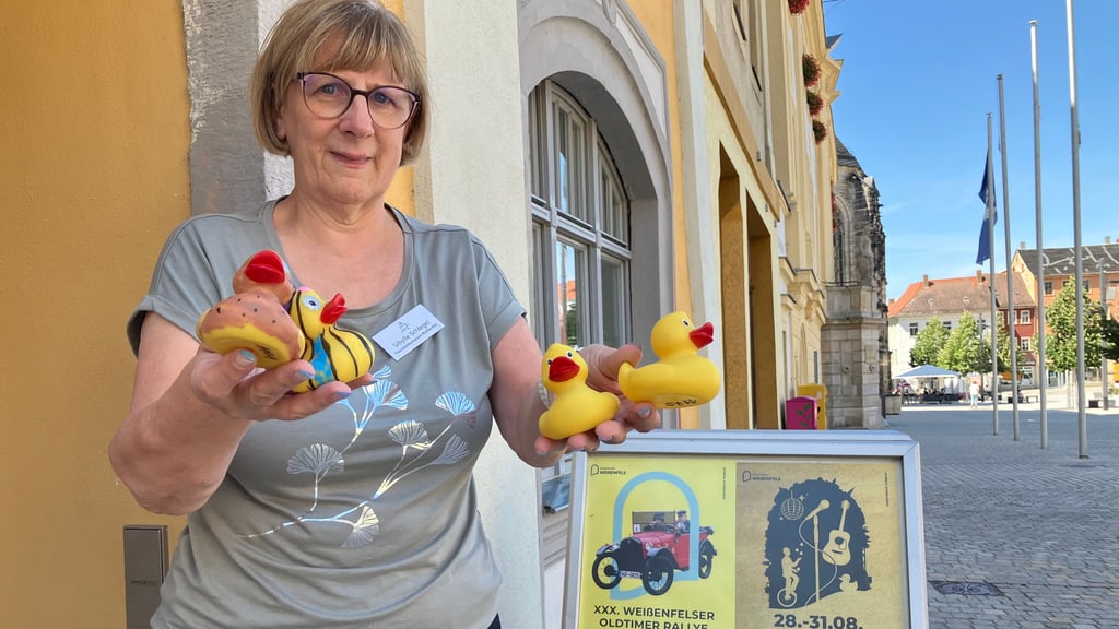 Sybille Schlegel von der Weißenfelser Touristinformation zeigt die Enten für das große Entenrennen am Sonntag.