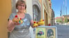 Sybille Schlegel von der Weißenfelser Touristinformation zeigt die Enten für das große Entenrennen am Sonntag.