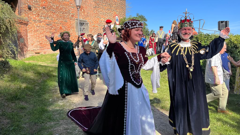 Kaiser Karl IV. und dessen Gefolge werden am 13. September durch Tangermünde ziehen und auf dem Burgfest der Stadt zur Rede des Kaisers eine Pause einlegen.