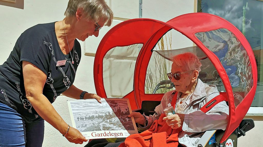 Wally Schulz an alter Wirkungsstätte. Monika Gille von der Touristinformation Gardelegen überreicht ihr den neuen Stadtkalender.