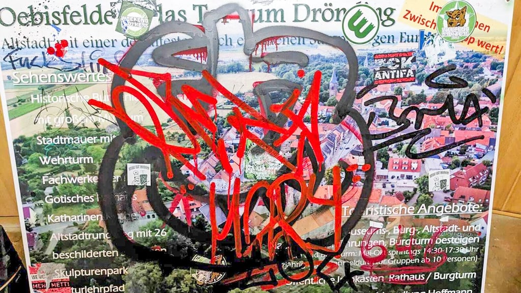 Das Infoschild für Touristen, die den Drömling erkunden möchten, ist gar nicht mehr zu lesen, so sehr ist es beschmiert.