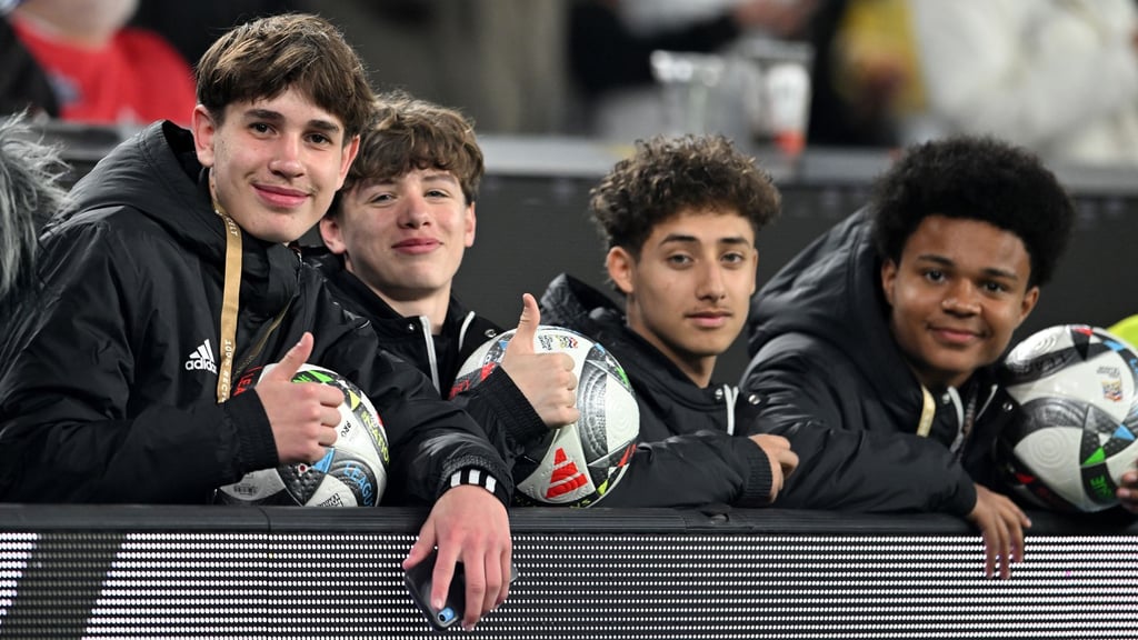 Hatte Anteil an einem Überraschungstor der deutschen Fußballer: Balljunge Noel Urbaniak (l.).