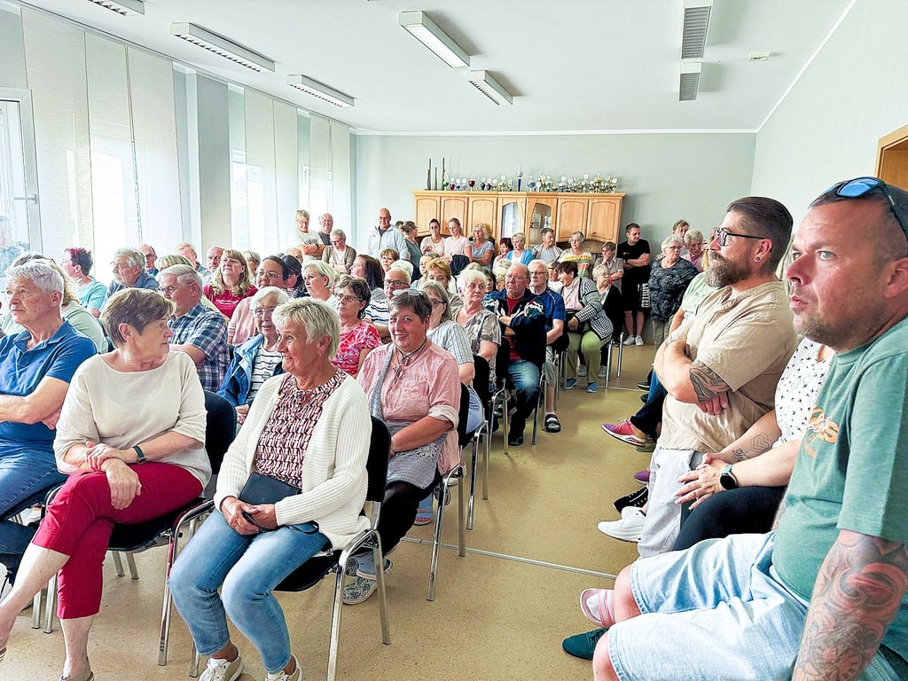 In Hakeborn war das Interesse an den Dorfladen-Plänen von „Unser Schopp" riesig. Das wollten sich zirka 120 Bürger und damit rund 20 Prozent der Einwohner nicht entgehen lassen. Dadurch platzte der Schulungsraum der Feuerwehr aus allen Nähten. Nicht alle Gäste bekamen einen Sitzplatz.