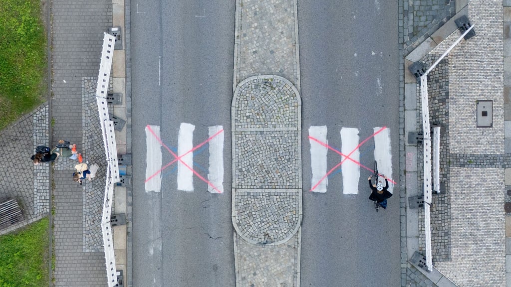 Die Stadt Dresden hat einen Straßenübergang an einem selbstgemalten Zebrastreifen gesperrt.