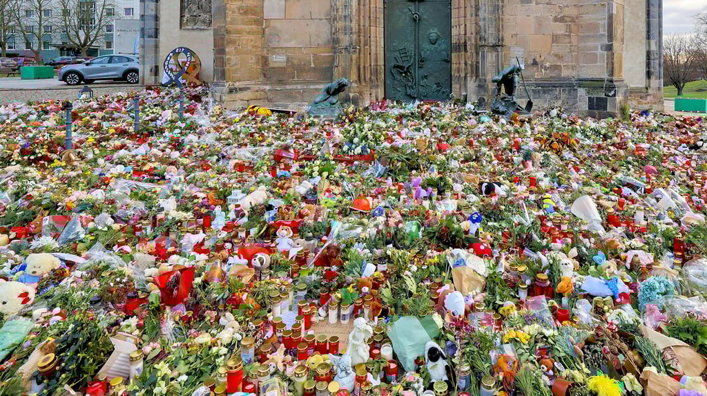 Unzählige Kerzen, Blumen und Plüschtiere künden von Trauer um und Mitgefühl für die Opfer des Ascnhlags auf den Magdeburger Weihnachtsmarkt. Die Anteilnahme ist sehr groß, doch die Betroffenen müssen im Alltag mit dem Erlebten umgehen. Sie erhalten dafür Unterstützung.