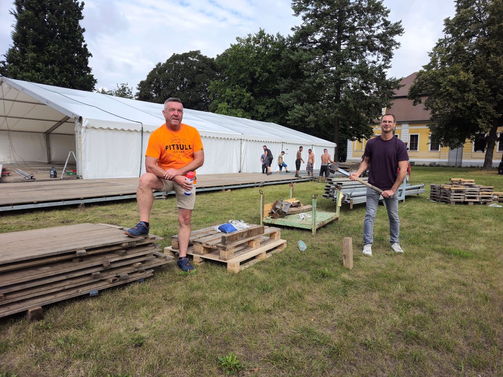 Mario Siewiera (links) und Kulturamtsmitarbeiter Christian Neuling.