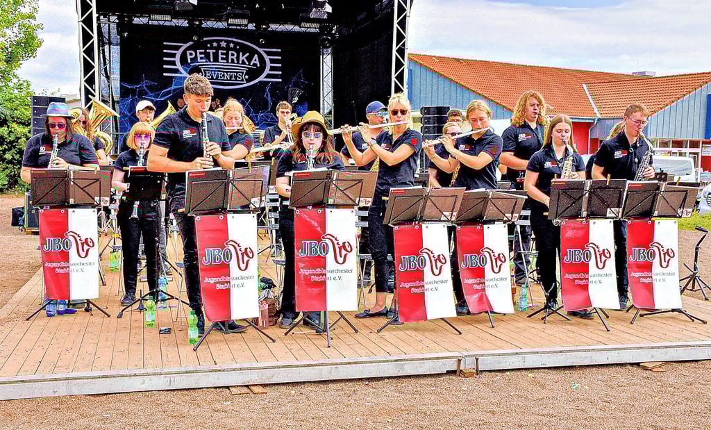 Die Musiker des Jugendblasorchesters Staßfurt erfreuten auch im vergangenen Jahr die Hecklinger Sonntagvormittag beim Frühschoppen. Da durfte auch das Steigerlied nicht fehlen.