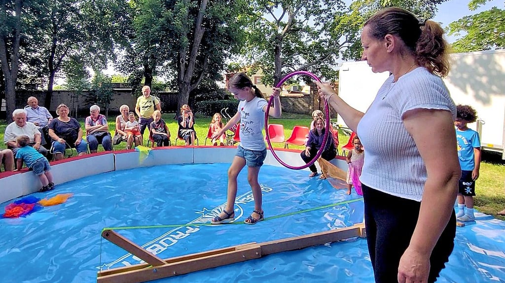 Der Mitmachzirkus Clasen & Probst begeisterte die Kinder bei Sommerfest in Wilsleben.